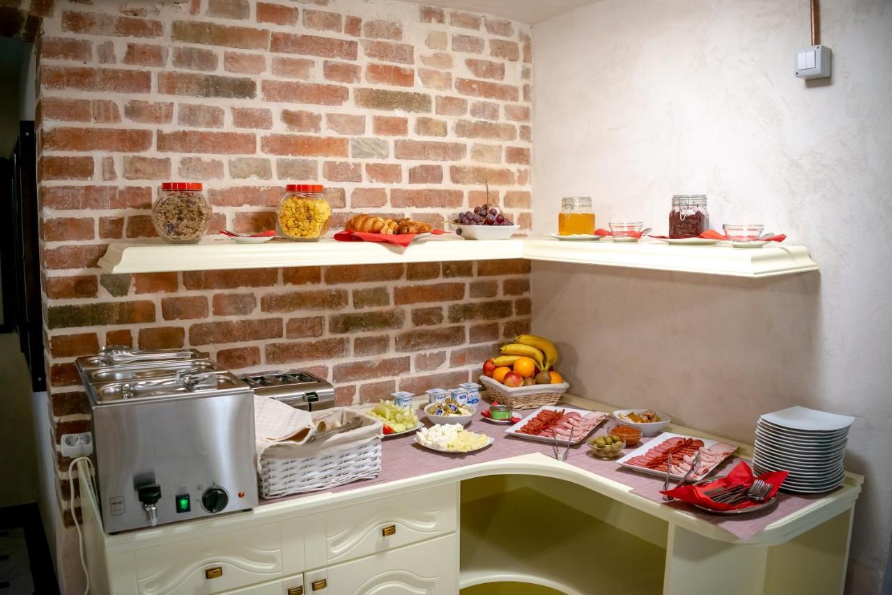 Ana Boutique Bed & Breakfast Алба Юлия Екстериор снимка